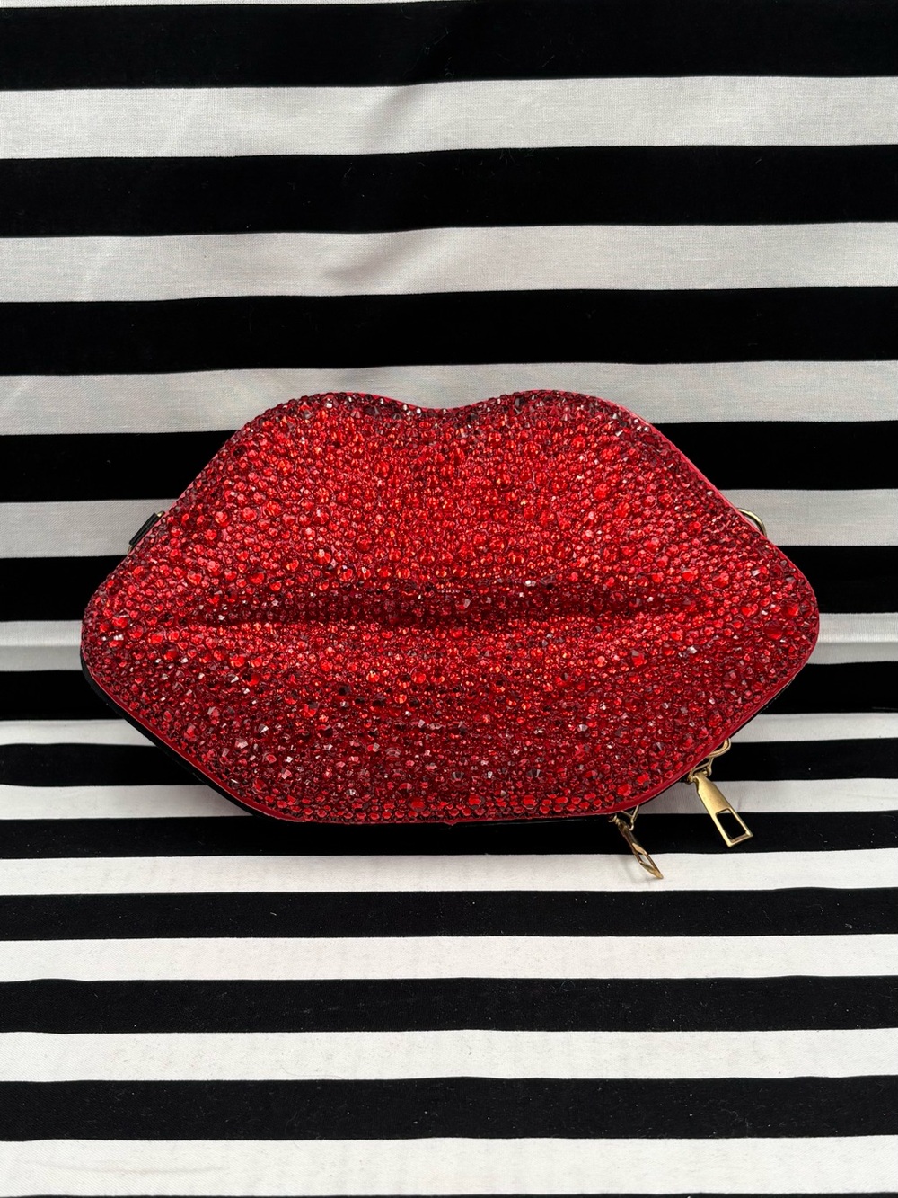 Red Crystal Lips Clutch - Women's Evening Wristlet